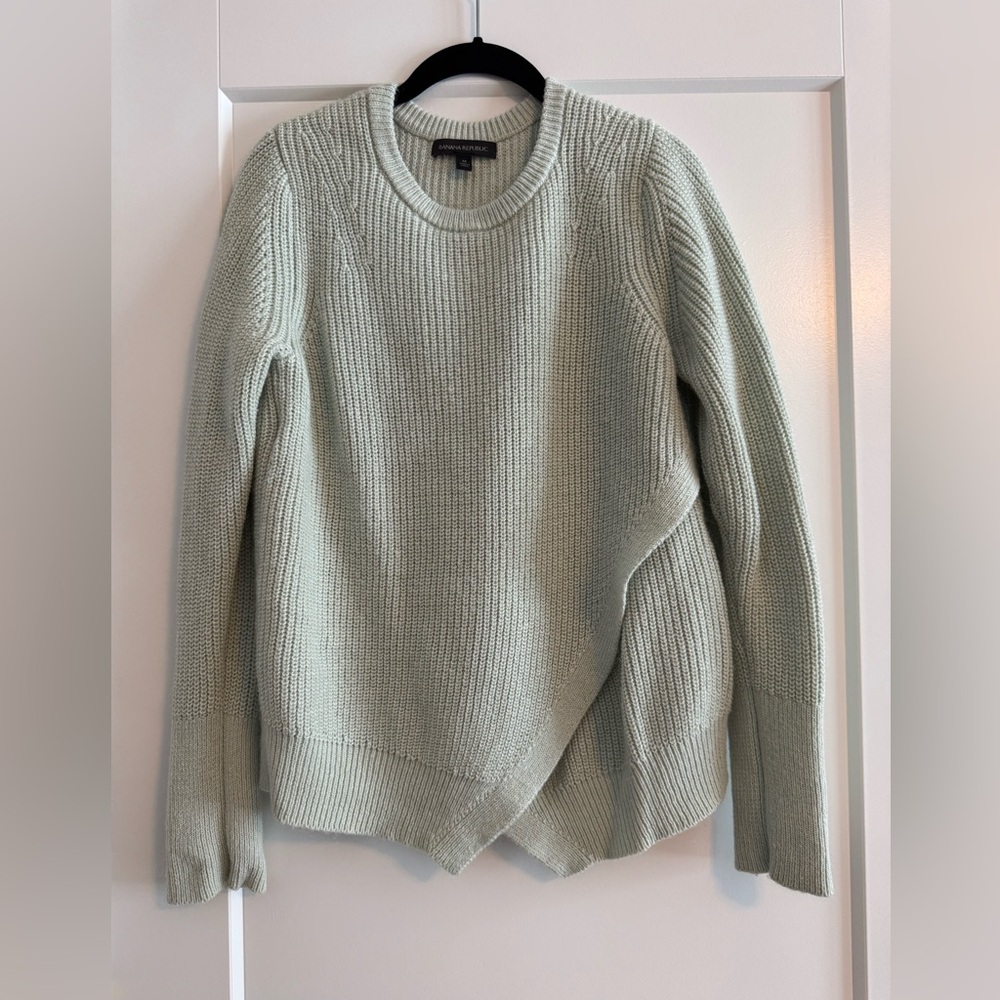 EUC! Banana Republic Pale Green Crew Neck Sweater, Size M